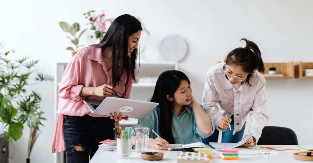 Team collaborating on project at office showing practical use of constraint on bavayllo in teamwork and planning